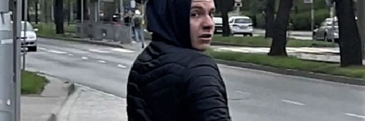 Wrocław: Napad na stację benzynową przy Ślężnej. Policja szuka tego mężczyzny [WIZERUNEK]
