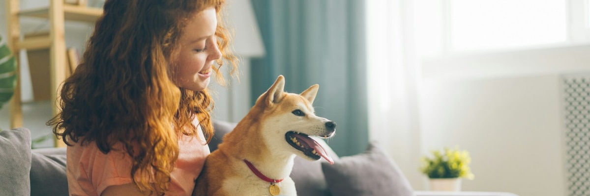Petsitter w domu vs. wizyta u opiekuna: Która opcja jest lepsza dla Twojego psa?