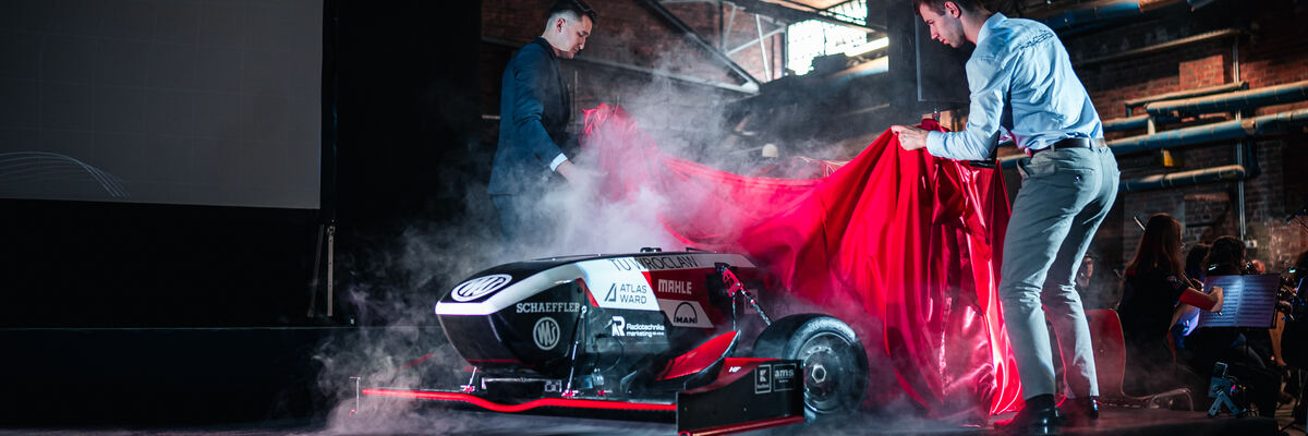 Rajdowcy z Politechniki Wrocławskiej zaprezentowali nowy bolid. To pojazd elektryczny [ZDJĘCIA]