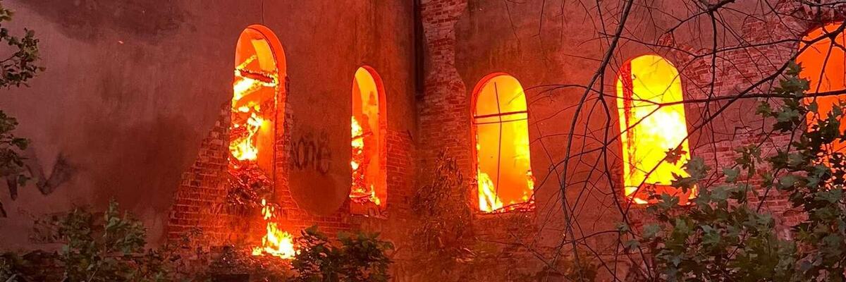 Pożar zabytkowego pałacu we Wrocławiu. Strażacy pokazali zdjęcia z nocnej akcji na Świniarach [ZOBACZ]
