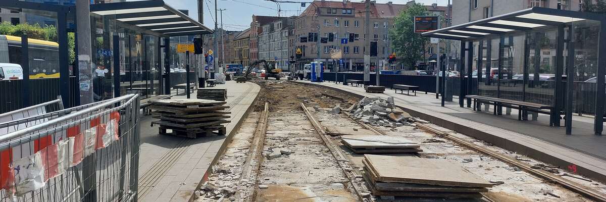 Trwa remont ul. Kazimierza Wielkiego. Na przystanku nie ma już torów [ZDJĘCIA]