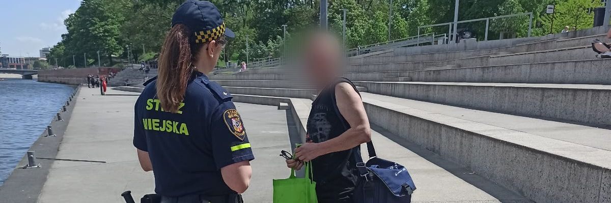 Wrocław: Kąpiel w Odrze zabroniona! Strażnicy przegonili pierwszego amatora [ZDJĘCIA]