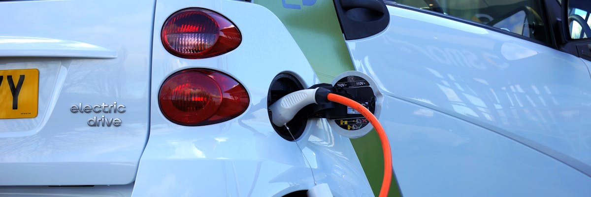 Przy wrocławskich marketach powstały bezpłatne stacje ładowania samochodów elektrycznych