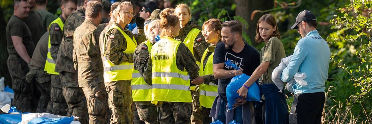 Marszowice wciąż walczą. Na miejscu jest 150 strażaków i 450 żołnierzy [ZDJĘCIA]