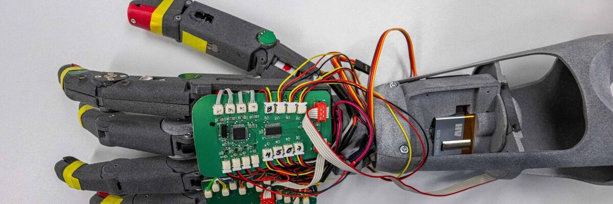 Naukowcy z Politechniki Wrocławskiej pracują nad protezą ręki dla osób z amputacją na poziomie przedramienia