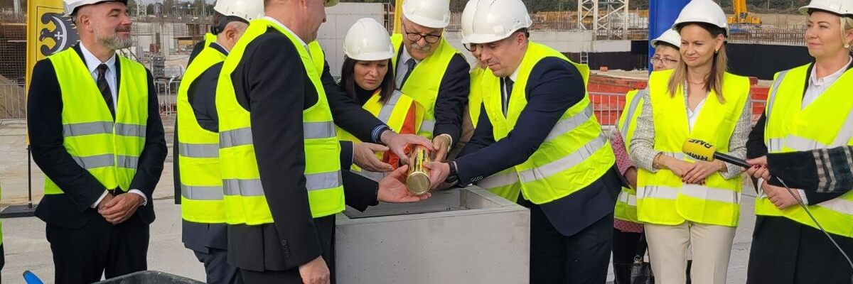 Nowy szpital onkologiczny we Wrocławiu ma działać od 2028 roku. Właśnie wmurowano kamień węgielny