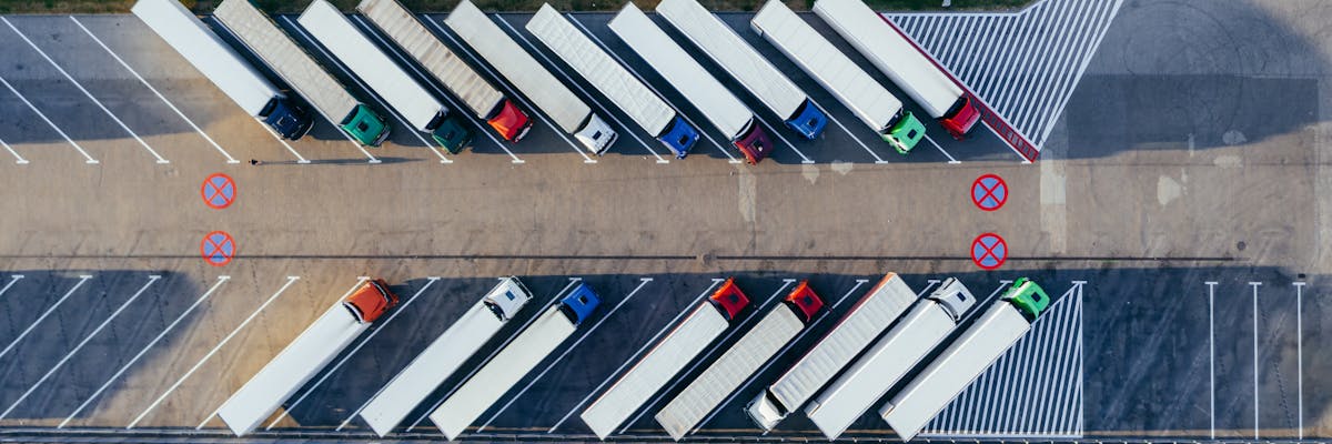 Kobierzyce: Ludzi zaniepokoiły odgłosy z naczepy ciężarówki. Wewnątrz była migrantka z Afryki