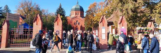 Wszystkich Świętych na Cmentarzu Grabiszyńskim. Wrocławianie odwiedzają groby bliskich w promieniach słońca [ZDJĘCIA]