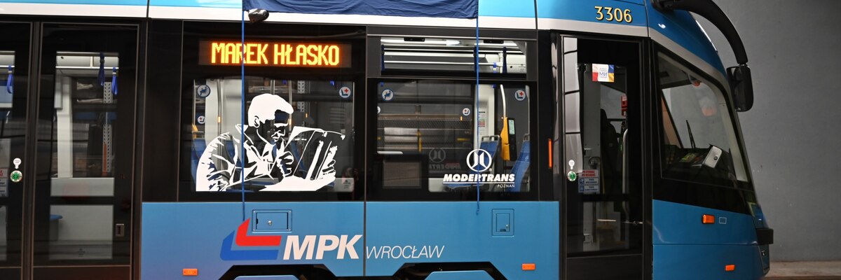 Pisarz wyklęty przez PRL patronem tramwaju. Tramwaj Marka Hłaski wyruszył w miasto