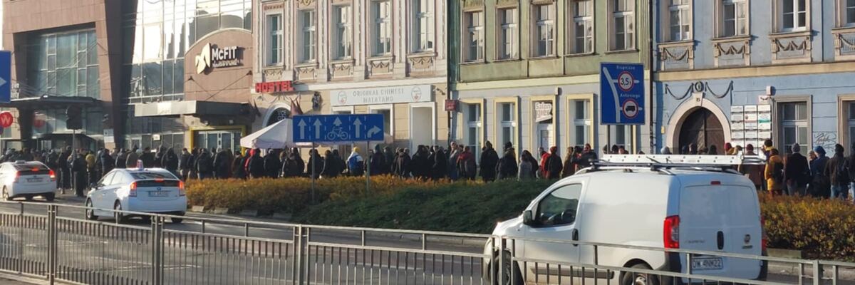 Gigantyczna kolejka przed kinem na Kazimierza Wielkiego. Wiemy, co tam się dzieje [ZDJĘCIA]
