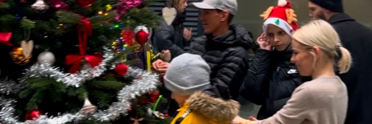 Gwiazdy pomogły podopiecznym Przylądka Nadziei ubrać choinkę