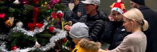 Gwiazdy pomogły podopiecznym Przylądka Nadziei ubrać choinkę