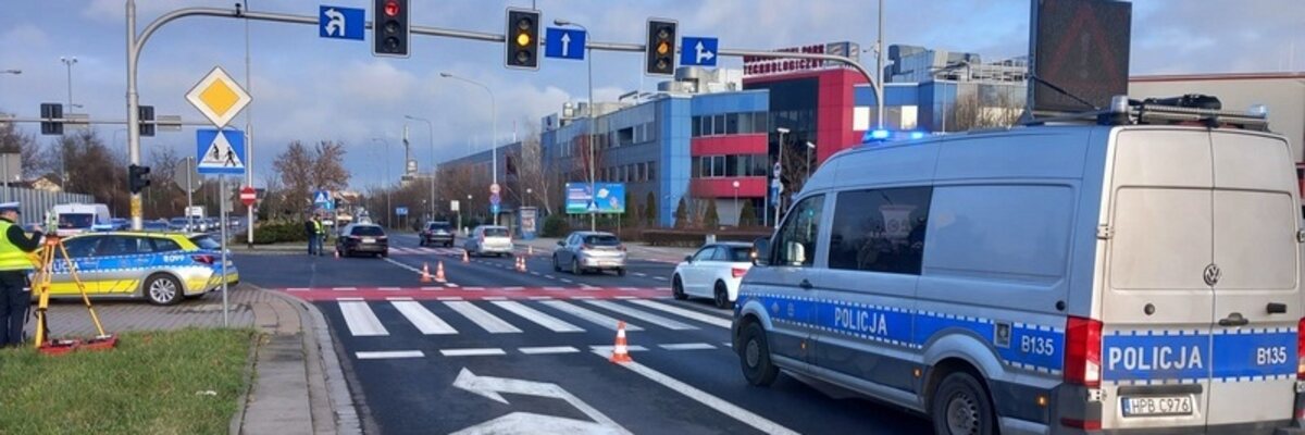 Wrocław: Tragedia na Klecińskiej. Starszy mężczyzna został potrącony na pasach