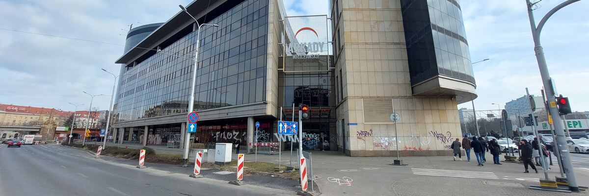 Jest nowy komunikat ws. Arkad Wrocławskich. Od dziś zakaz podchodzenia do budynku!