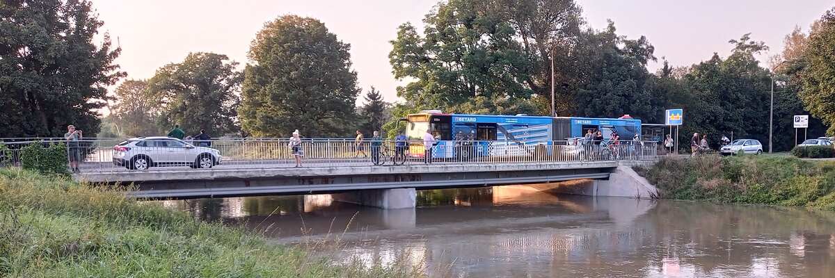 Most Oporowski jest za wąski. Miasto zleca projekt rozbudowy o drogę rowerową