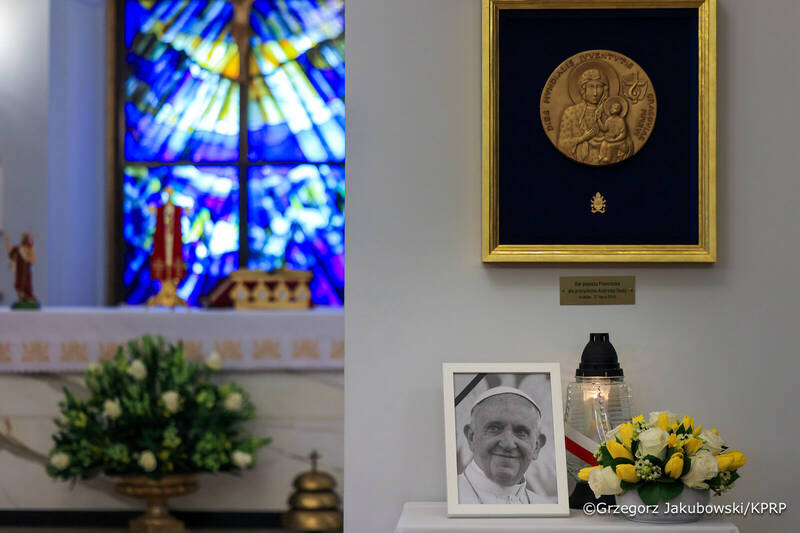 Zdjęcie papieża Franciszka w kaplicy Pałacu Prezydenckiego / fot. Grzegorz Jakubowski / KPRP