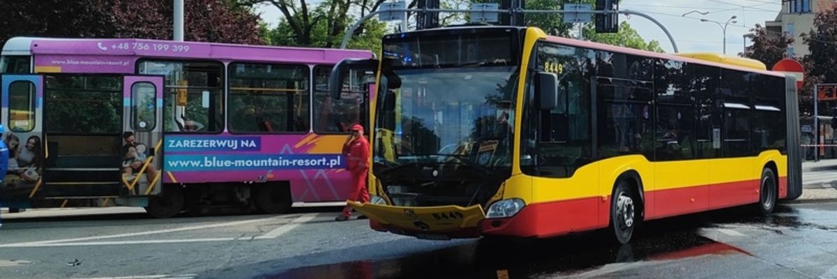 Katastrofa w ruchu lądowym we Wrocławiu. Policja szuka pasażerów z tramwaju linii 9 i autobusu D