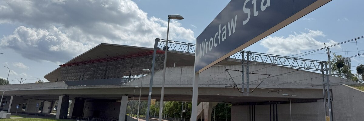 Uszkodzenie podpory dachu na przystanku Wrocław Stadion. Ruszają prace za 1,5 mln zł