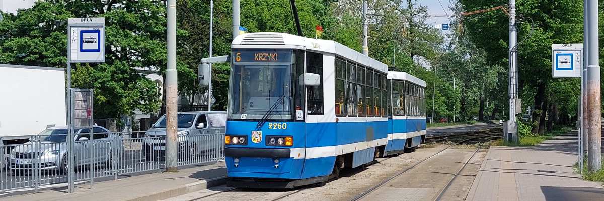 Tramwaje wróciły na Powstańców Śląskich. Ale jeżdżą wahadłowo po jednym torze