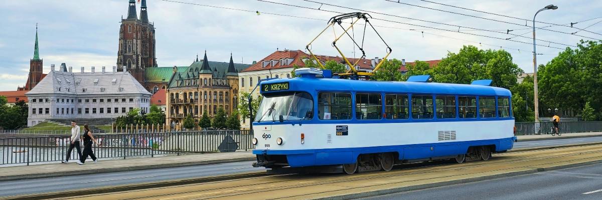 Nietypowy „beczkowaty” tramwaj na ulicach Wrocławia. Kiedy i kto może się nim przejechać? [ZDJĘCIA]