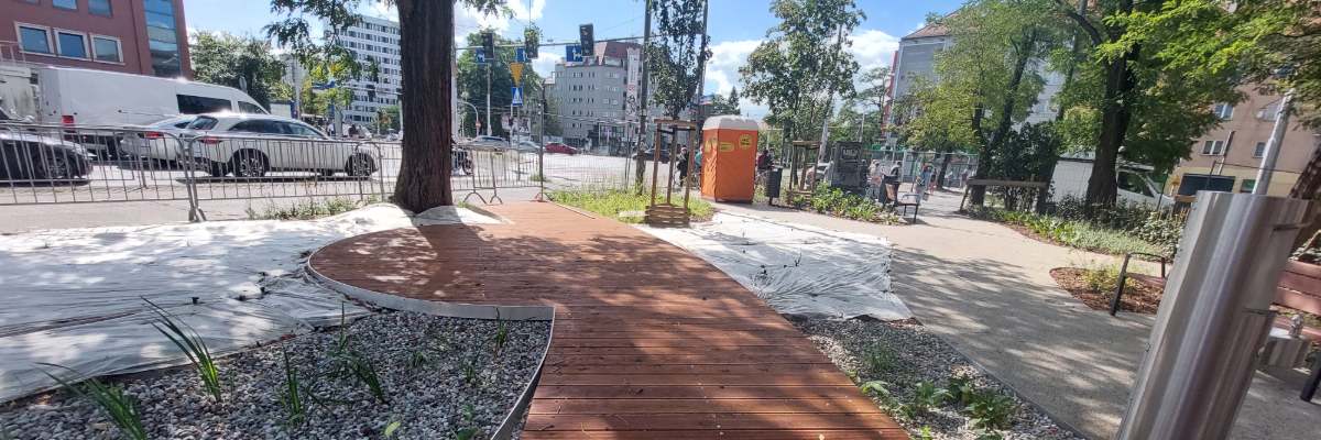 Przy skrzyżowaniu Hallera i Powstańców Śląskich powstaje Park Kieszonkowy. Rośliny już cieszą oko [ZDJĘCIA]