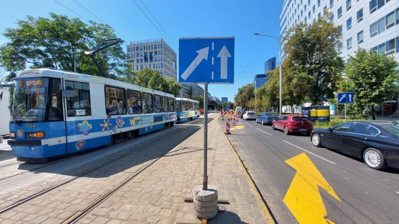 Ulica Powstańców Śląskich we Wrocławiu, sierpień 2025 / fot. Bartosz Senderek