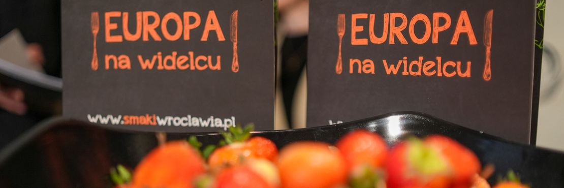 На кулінарному фестивалі у Вроцлаві місцеві жителі і гості міста дегустують страви різних європейських країн