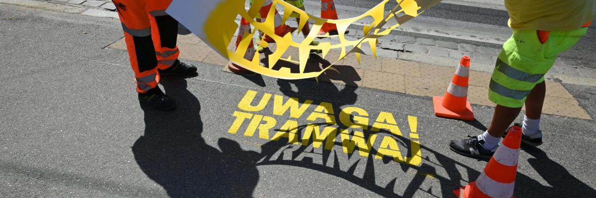 Wrocław: Żółte napisy ostrzegają przed tramwajami. Mają ograniczyć niebezpieczne korzystanie ze smartfonów