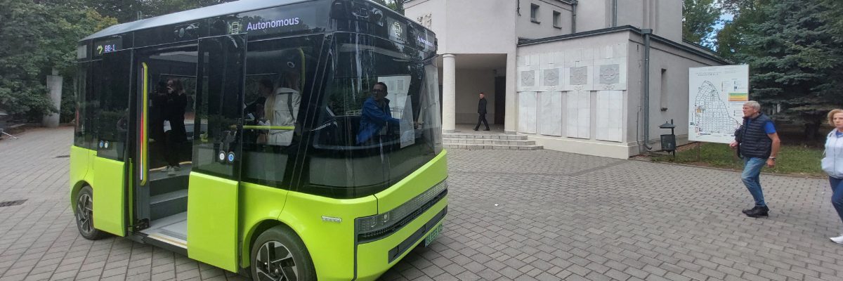 Autobus bez kierowcy będzie woził pasażerów po Cmentarzu Osobowickim [ZDJĘCIA]