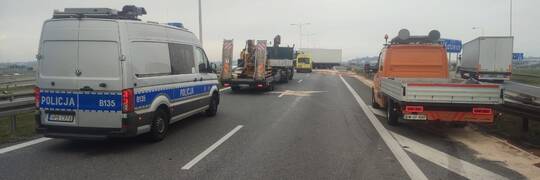 Autostradowa Obwodnica Wrocławia zablokowana! Ciężarówka stanęła w poprzek drogi