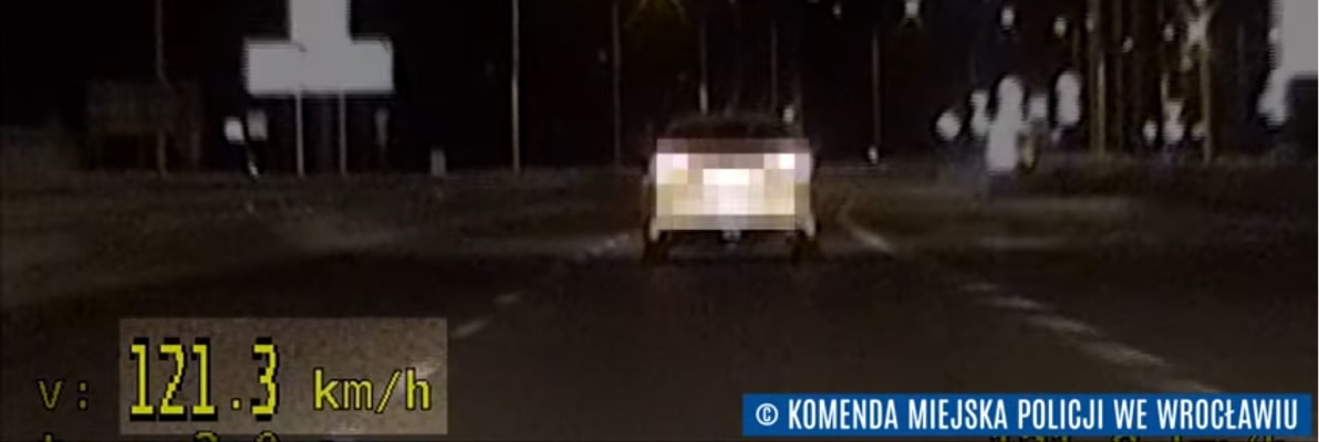 Wrocław: Kierowca pędził przez Wrocław 121 km/h. Na pokładzie miał rodzącą kobietę [WIDEO]