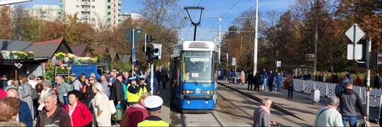 Linia E1 Wrocław. Jak jeździ tramwaj E1 w okresie Wszystkich Świętych 2025?