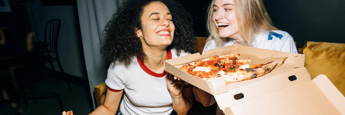 Jak zorganizować idealny wieczór z pizzą, gdy za oknem deszcz i wiatr?