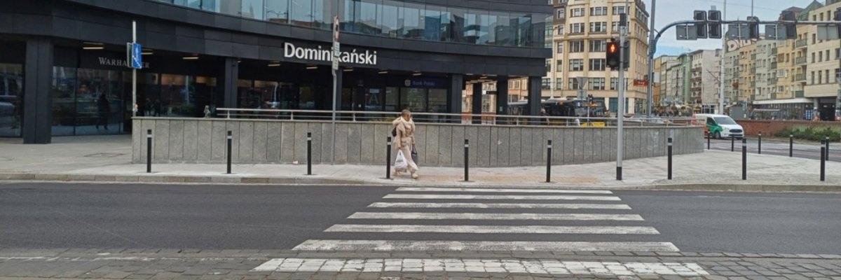 Tymczasowe przejście przez ul. Piotra Skargi wróciło jako stałe
