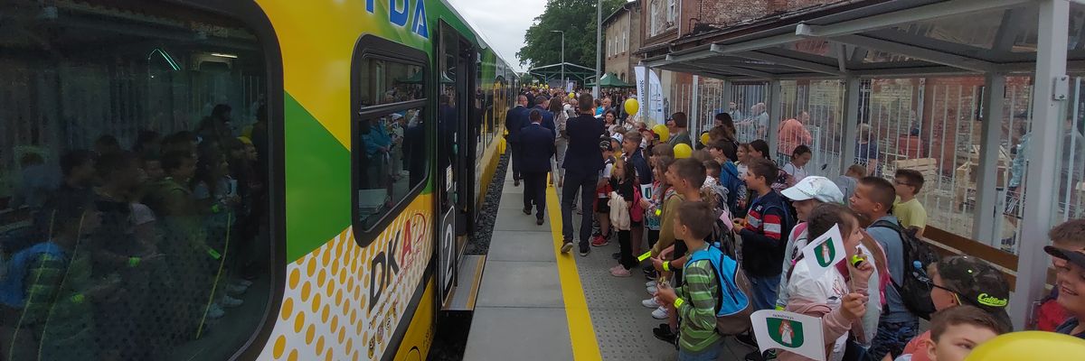 Inauguracyjny przejazd na trasie Wrocław – Sobótka – Świdnica. Entuzjastyczne powitanie pociągów po 22 latach przerwy [ZDJĘCIA]