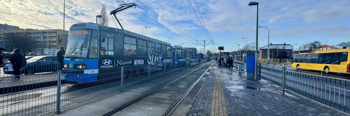 Węzeł przesiadkowy „Kwiska” zostanie przebudowany. Autobusy wjadą na peron tramwajowy