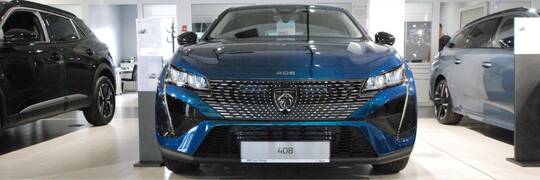 Wyprzedaż rocznika w Peugeot. Hybrydowy fastback w leasingu już od 990 zł netto miesięcznie