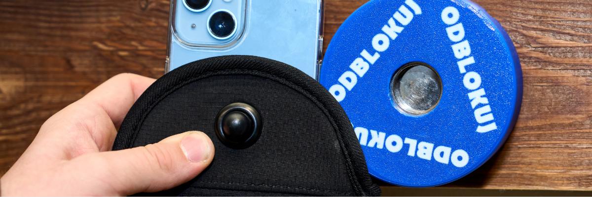Wrocławskie szkoły walczą ze „smartfonozą”. Jedna z podstawówek wprowadziła etui-blokadę
