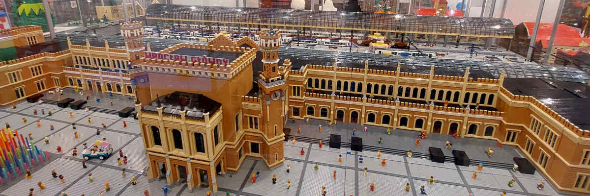 We Wrocławiu rusza nowa wystawa budowli z klocków Lego. Zbudowali Rynek, Dworzec i wrocławskie krasnale [ZDJĘCIA]