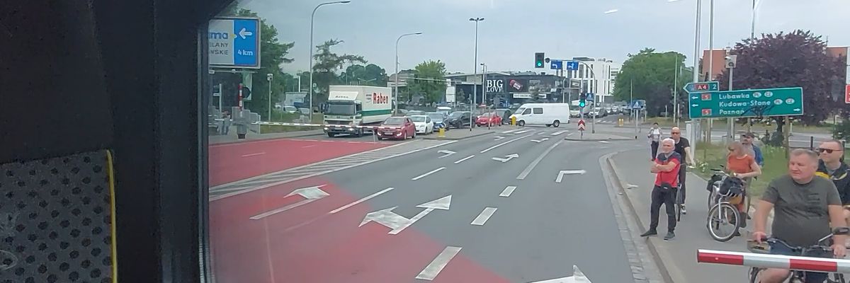 Pociąg do Sobótki jeszcze bardziej zakorkował Zwycięską? Kolejarze podali ciekawe liczby