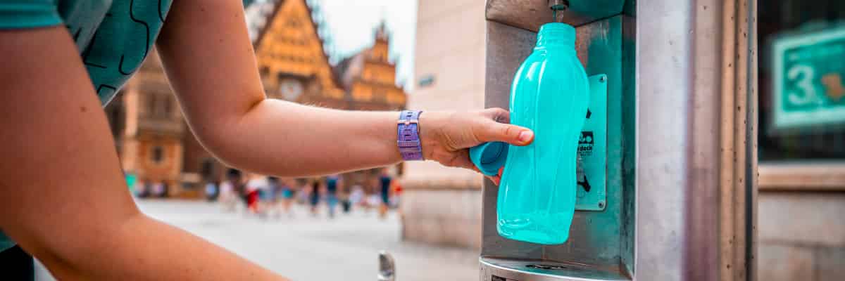 Lato w mieście? Pij kranówkę i korzystaj ze zdrojów ulicznych