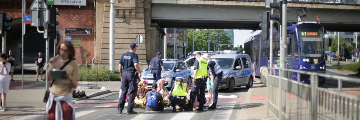 Aktywiści przez kilka godzin leżeli na ulicy. Dlaczego blokowali Wrocław? [ZDJĘCIA]