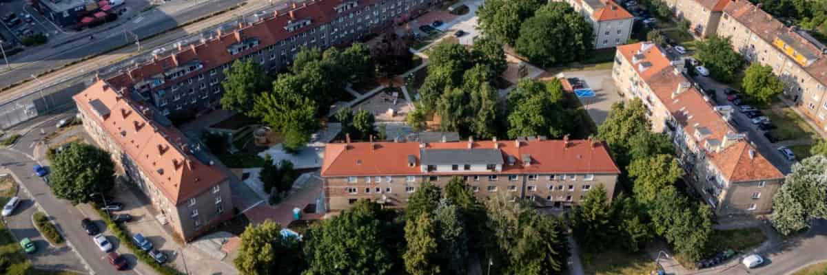 Zielony kwartał na Karłowicach. Jak miasto odnowiło podwórko przy ul. Kromera