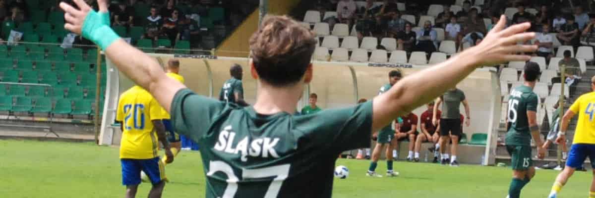 Piłkarska sobota we Wrocławiu w Strefe Kibica. Najpierw Derby, a na deser Manchester United - AC Milan.