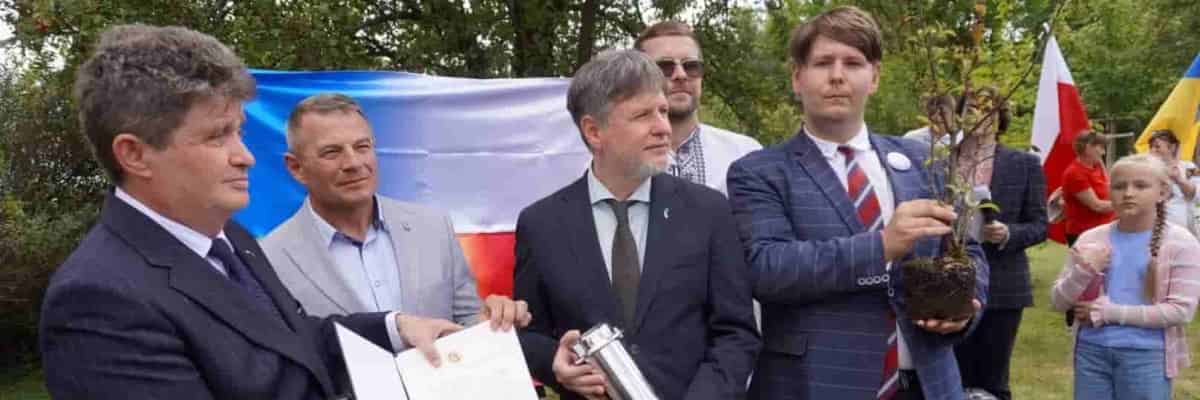 Mieszkańcy i społecznicy posadzili pierwsze krzewy na Skwerze Przyjaźni we Wrocławiu