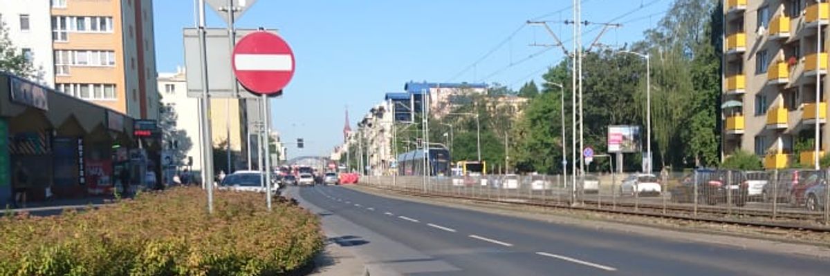 Wrocław: Śmiertelny wypadek na Grabiszyńskiej. BMW wpadło w przystanek