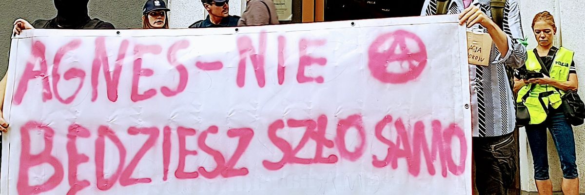 Wrocław: Protest pod komisariatem. Osoba oskarża policjantów o gwałt [ZDJĘCIA]