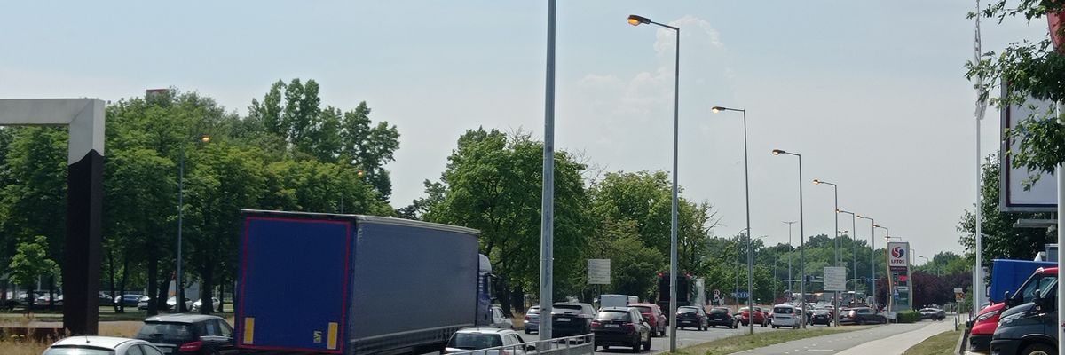 Wrocław: Południe, pełne słońce, a latarnie uliczne się świecą. Dlaczego? [ZDJĘCIA]